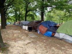 Homeless people live in a Washington, DC, park in tent encampment not far from tourist landmarks and government buildings. (Chris Simkins/VOA)