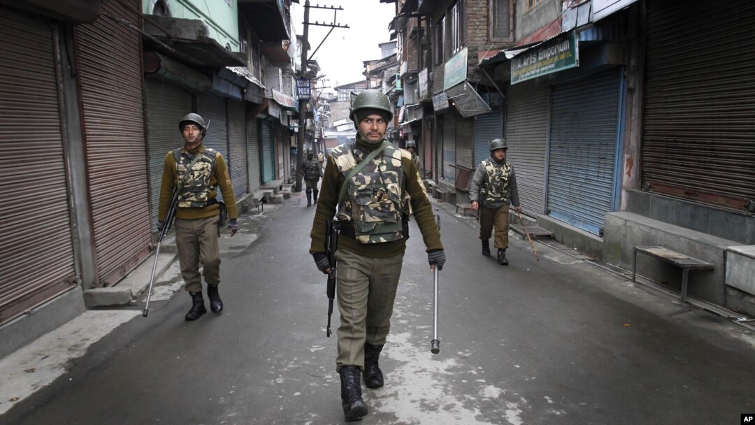 Tentara India berpatroli di wilayah Srinagar, India (15/2). Pihak berwenang India mencabut jam malam di seluruh wilayah Kashmir India, yang mulai berlaku Sabtu (16/2).