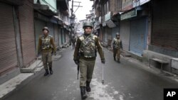 Indian paramilitary soldiers patrol during a curfew in Srinagar, India, February 15, 2013. 