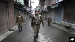 Tentara India berpatroli di wilayah Srinagar, India (15/2). Pihak berwenang India mencabut jam malam di seluruh wilayah Kashmir India, yang mulai berlaku Sabtu (16/2).