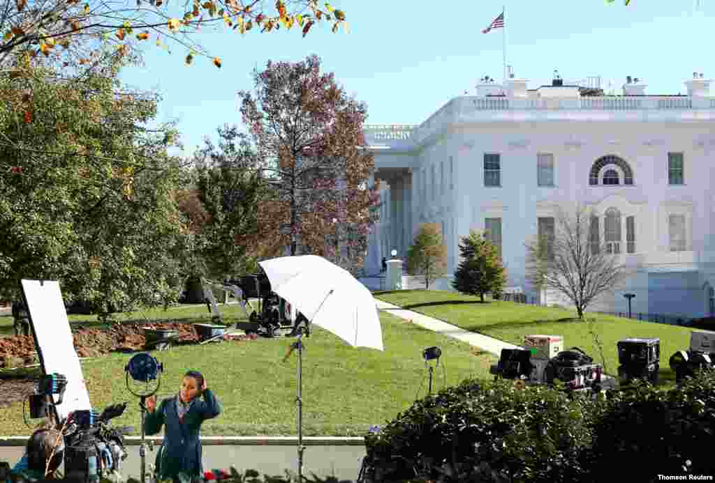 미국 워싱턴 백악관에서 기자들이 대통령 선거 결과 관련 보도를 준비하고 있다.