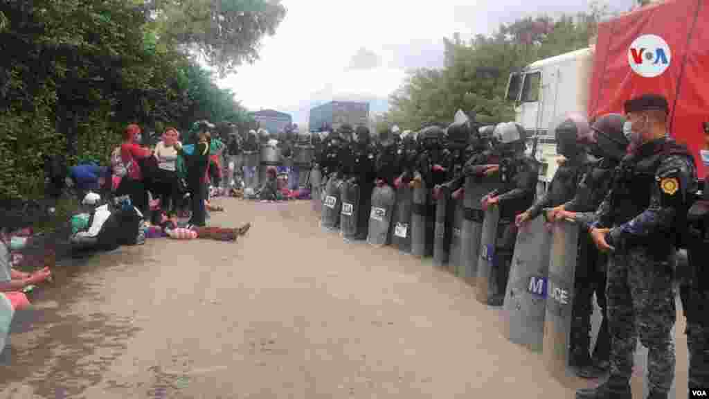Fuertes controles migratorios en Guatemala por caravana de migrantes. [Foto: Oscar Ortiz, VOA]