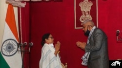 পশ্চিমবঙ্গের মুখ্যমন্ত্রী হিসাবে টানা তৃতীয়বার শপথ নেয়ার সময় মমতা ব্যানার্জির সঙ্গে শুভেচ্ছা বিনিময় করছেন রাজ্যপাল জগদীপ ধনকড়। (ফাইল ছবি- এপি) 