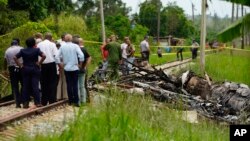 Tim SAR melakukan pencarian para korban di lokasi jatuhnya pesawat Cubana de Aviacion di Havana, Jumat (18/5). 