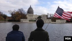 Turistas frente al capitolio de la nación, donde este viernes fue aprobado el presupuesto de la nación.