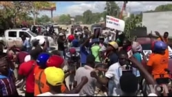 Plizyè òganizasyon manifeste devan anbasad ameriken an kont sipò Etazini ap bay Ayiti