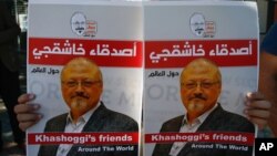 Des affiches du journaliste saoudien assassiné Jamal Khashoggi, près du consulat d'Arabie saoudite à Istanbul, vendredi 2 octobre 2020.