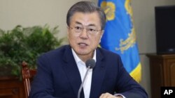 El presidente de Corea del Sur, Moon Jae-in, habla durante una reunión con sus asesores en la Casa Azul de Seúl, Corea del Sur,el lunes 15 de abril de 2019. 