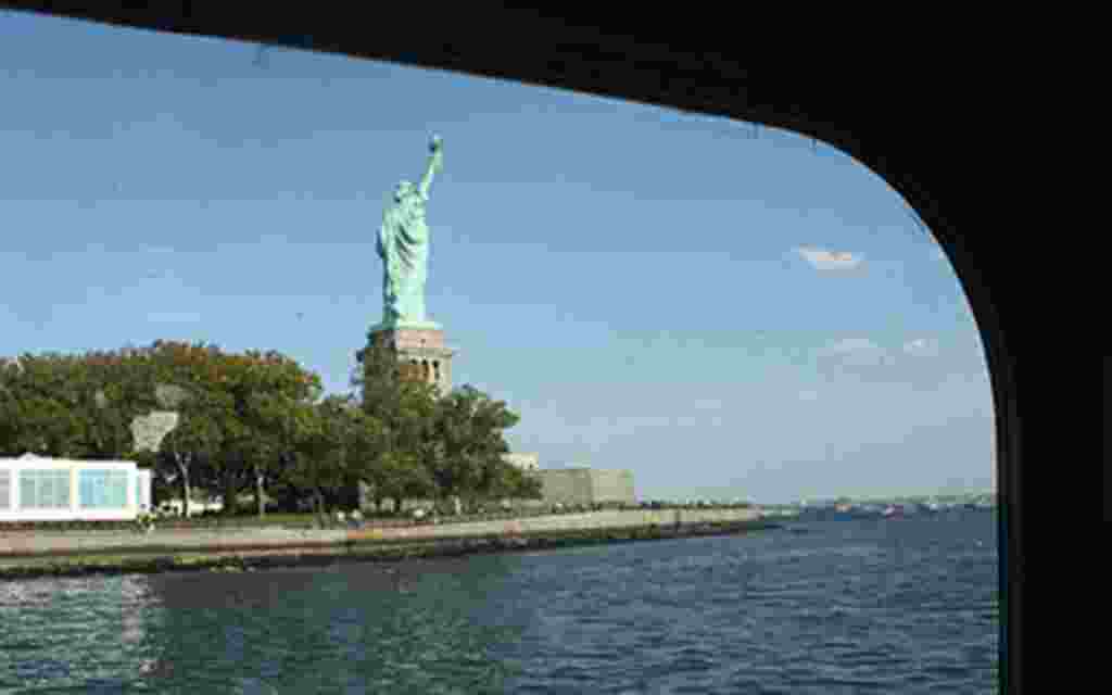 Atrás queda la pomposa Estatua de la Libertad. Miles de personas llegarán a ella y repetirán el camino, para nosotros es el final de un interesante recorrido.
