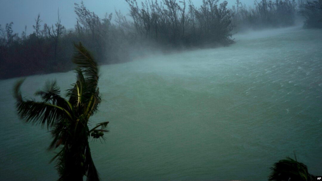 Angin kencang dari Badai Dorian tampak di sebuah kanal menuju laut di Freeport, Grand Bahama, Bahamas, 2 September 2019.