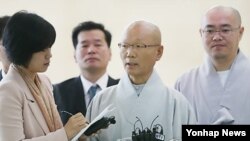 5일 북한 방문에 앞서 파주 남북출입사무소에서 기자회견 중인 한국 조계종 지홍 스님(가운데)과 관계자들.