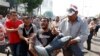 Abantu bariko baragira imyiyerekano bashigikuye president Morsi yakuwe ku butegetsi, batwaye umugabo yakomeretse, igihe batana mu mitwe: abantu bashika batatu barakomeretse ku musi wa gatandatu, itariki 5 z'ukwezi kw'indwi 