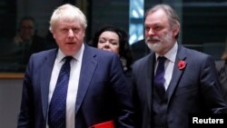 Los ministros de Exteriores de Reino Unido, Boris Johnson (izquierda) y de Austria, Sebastian Kurtz, asisten a la reunión de ministros en Bruselas.