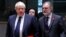 Los ministros de Exteriores de Reino Unido, Boris Johnson (izquierda) y de Austria, Sebastian Kurtz, asisten a la reunión de ministros en Bruselas.