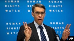 El director ejecutivo de Human Rights Watch, Kenneth Roth, habla durante una conferencia de prensa en Berlín, Alemania.