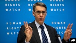 Direktur eksekutif Human Rights Watch, Kenneth Roth merilis laporan baru HRW tentang pelanggaran HAM di Indonesia (foto: dok).