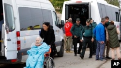 Los residentes son trasladados del asilo de ancianos donde al menos 10 personas murieron en un incendio en Zaragoza, España, el 15 de noviembre de 2024.