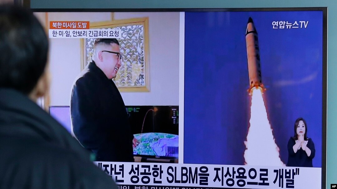 Seorang warga Seoul menonton berita televisi yang menunjukkan peluncuran misil Korea Utara, di stasiun kereta api Seoul, Korea Selatan (13/2). (AP/Ahn Young-joon)