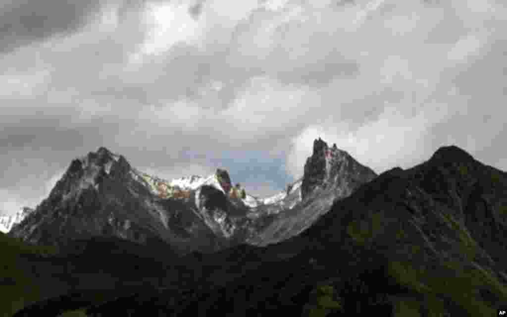 夹金山及其附近的高山