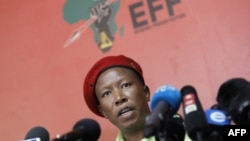 Le chef du parti d'opposition sud-africain Economic Freedom Fighters (EFF), Julius Malema, tient une conférence de presse à Johannesburg, le 16 octobre 2018.