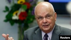 Archivo. El exdirector de la CIA Michael Hayden afirma que es inaceptable revocar la acreditación de seguridad a exfuncionarios de inteligencia.