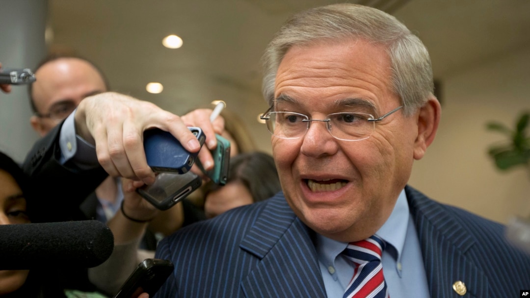 Robert Menendez Ketua Komisi Hubungan LN Senat AS memberi penjelasan kepada wartawan di Gedung Kongres AS (foto: dok). 