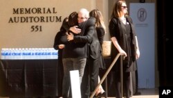 Para pelayat berdatangan ke upacara mengenang CEO SurveyMonkey David Goldberg, Selasa (5/5) di Stanford, California.