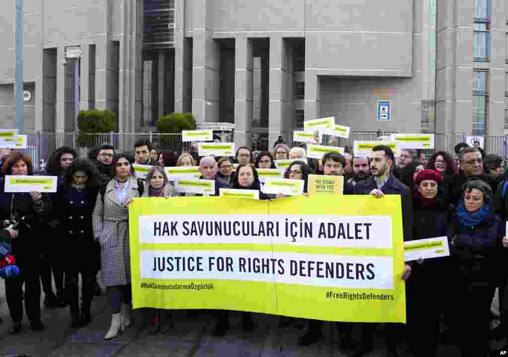 این معترضان مقابل دادگاهی در استانبول جمع شده اند. ۱۱ فعال عفو بین الملل در ترکیه در حال محاکمه هستند. آنها به کمک به گروه&zwnj;های تروریستی متهم شده اند در حالیکه این فعالان می&zwnj;گویند مشغول ثبت موارد نقض حقوق بشر بودند.&nbsp;
