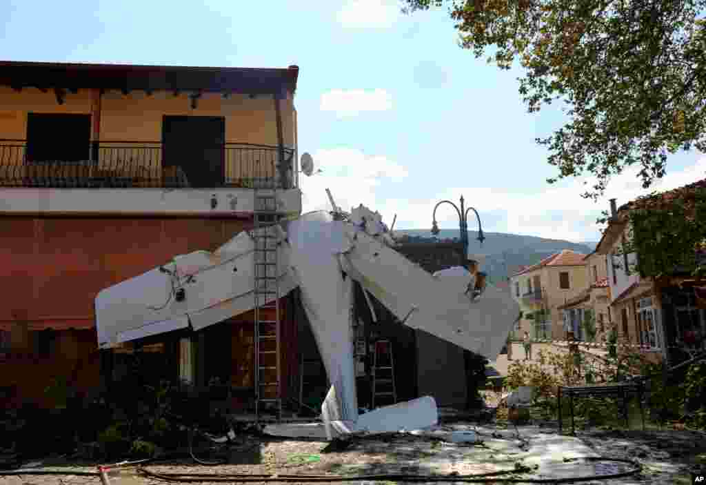 این هواپیمای کوچک در روستایی در شمال یونان سقوط کرد و کسی زخمی نشد. 