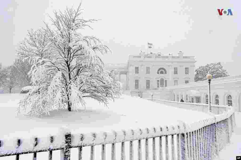 Los terrenos de la Casa Blanca están cubiertos de nieve durante la tormenta de invierno en Washington el 3 de enero de 2022.