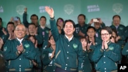 Tajvanski predsjednik Lai Ching-te, također poznat kao William Lai, u sredini, slavi svoju pobjedu sa potpredsjednikom Bi-khimom Hsiaoom, desno, i pristalicama u Tajpeju, Tajvan, 13. januara 2024.