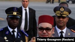 Le Roi Mohammed VI du Maroc arrivant à l'aéroport international Félix Houphouët Boigny d'Abidjan le 23 février 2014. 