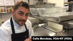 El chef Jordi Roca, en la cocina de Cosme, sostiene una de sus creaciones para deleitar a los comensales del evento "Cena México", parte del Festival de vino y comida de Nueva York. 