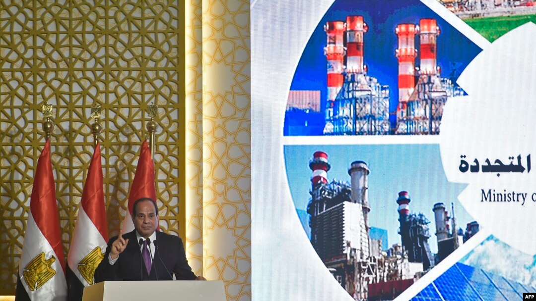 Presiden Mesir Abdel-Fattah el-Sissi berpidato saat peresmian tiga pembangkit tenaga listrik dan proyek lain di sektor energi di pinggiran ibu kota Kairo, 24 Juli 2018. 