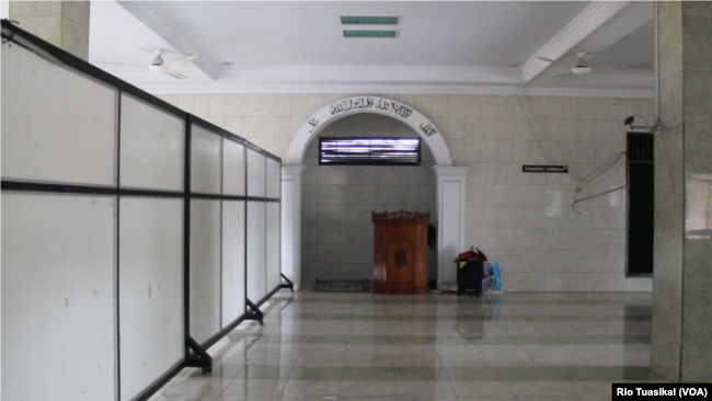 Ruangan masjid Al Hidayah nampak kosong dan lama tidak digunakan. (Foto: Rio Tuasikal/VOA)