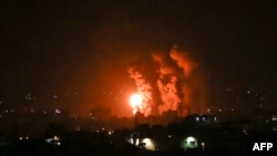 Api dan asap membubung akibat serangan udara Israel di Jalur Gaza tengah, 21 April 2022. (Foto: BASHAR TALEB / AFP)