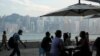 香港政府放寬新冠防疫限制後，民眾在尖沙咀一帶的餐廳就餐。 （2022年4月21日）