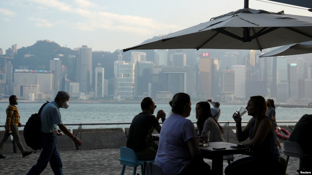 香港政府放宽新冠防疫限制后，民众在尖沙咀一带的餐厅就餐。（2022年4月21日）(photo:VOA)