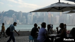 香港政府放宽新冠防疫限制后，民众在尖沙咀一带的餐厅就餐。（2022年4月21日）