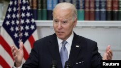 جو بایدن، رییس جمهوری امریکا، در حال سخنرانی در مورد فراهم آوری ٨٠٠ میلیون دلار کمک نظامی اضافی به اوکراین در برابر تهاجم نظامی روسیه. ٢١ اپریل ٢٠٢٢