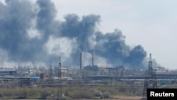 俄军继续攻打乌克兰马里乌波尔的亚速钢铁厂。（2022年4月20日）