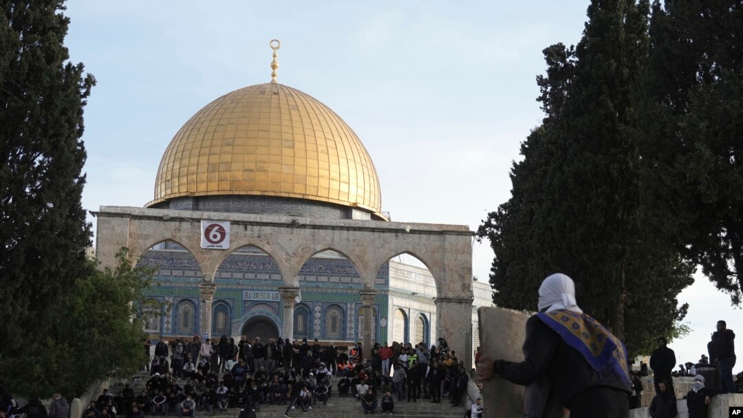 د اېسوسي اېټېډ پرېس خبري ادارې ترمخه د سره صلیب فلسطیني امدادي ادارې ویلي په زخمیانو کې 14 کسان هسپتال ته وړل شوي دي