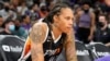 Brittney Griner, pebasket putri AS yang bermain untuk klun WNBA "Phoenix Mercury" masih ditahan oleh pihak berwajib di Rusia (foto: dok). 