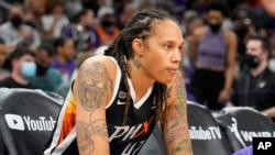 Brittney Griner, pebasket putri AS yang bermain untuk klun WNBA "Phoenix Mercury" masih ditahan oleh pihak berwajib di Rusia (foto: dok). 