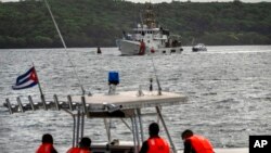 Un bote de la Patrulla Fronteriza cubana espera la llegada del guardacostas clase Sentinel, cortador Charles Sexton, para entregar a los deportados a las autoridades cubanas en la bahía de Orozco en Artemisa, Cuba, el 29 de junio de 2021.