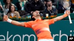 Novak Djokovic dari Serbia merayakan akhir pertandingan tenis perempat final turnamen tenis Serbia Terbuka melawan Miomir Kecmanovic dari Serbia, di Beograd, Serbia, 21 April 2022. (Foto: AP)