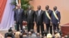 Le président ivoirien Alassane Ouattara (au centre), le vice-président Tiemoko Meyliet Kone (2e G), le Premier ministre Patrick Achi (G), le président du sénat, Jeannot Ahoussou Kouadio (2e D), et le président de l'Assemblée Adama Bictogo (D) à Yamoussoukro le 19 avril 2022.