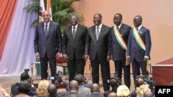 Le président ivoirien Alassane Ouattara (au centre), le vice-président Tiemoko Meyliet Kone (2e G), le Premier ministre Patrick Achi (G), le président du sénat, Jeannot Ahoussou Kouadio (2e D), et le président de l'Assemblée Adama Bictogo (D) à Yamoussoukro le 19 avril 2022.