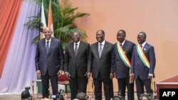 Rais wa Ivory Coast Alassane Ouattara (katikati) akiwa pamoja na baadhi ya viongozi serikalini. April 19 2022. PICHA: AFP
