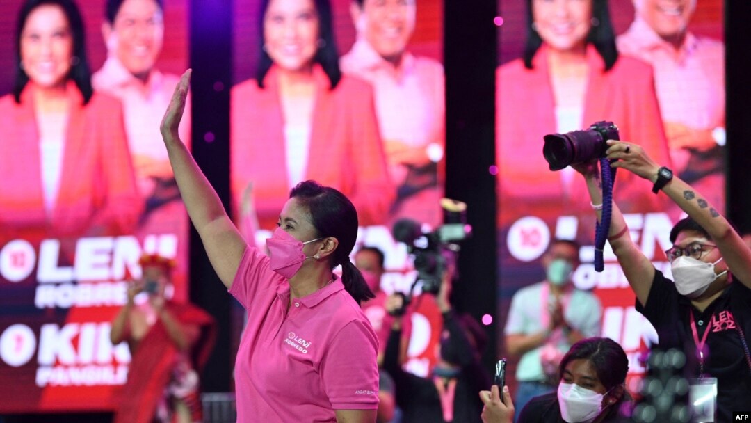 Leni Robredo menyapa para pendukungnya selama kampanye di kawasan bisnis kota Pasig, pinggiran kota Manila, 20 Maret 2022. (Foto: AFP)